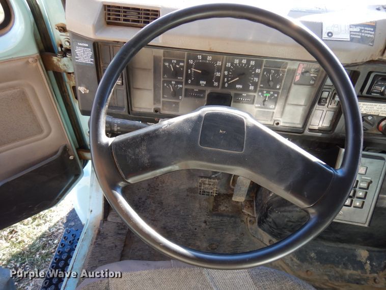 image for item DJ6066 2001 International 4900  refuse truck