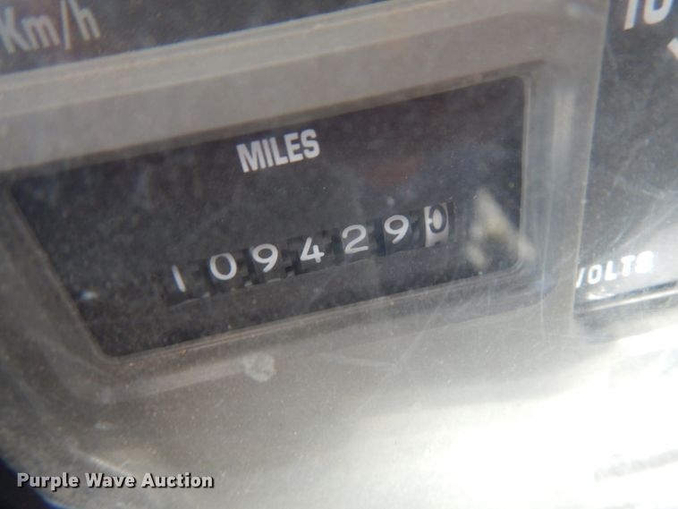 image for item DJ6066 2001 International 4900  refuse truck