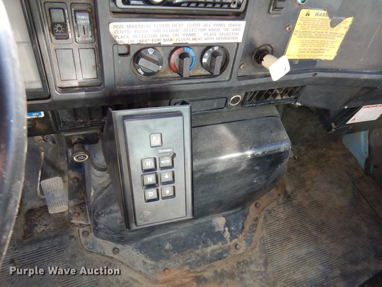 image for item DJ6066 2001 International 4900  refuse truck