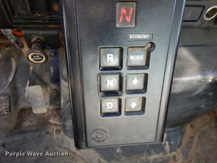 image for item DJ6066 2001 International 4900  refuse truck