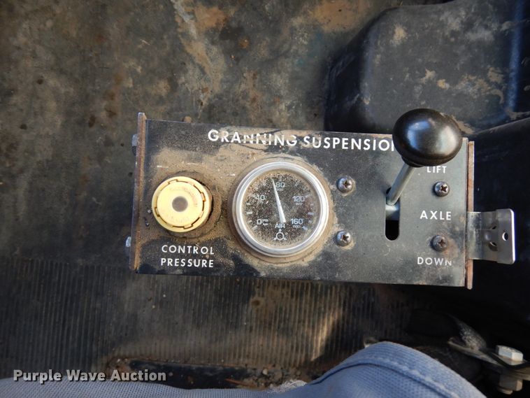 image for item DJ6066 2001 International 4900  refuse truck