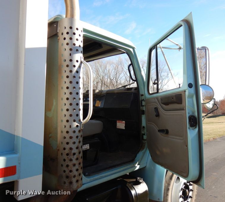 image for item DJ6066 2001 International 4900  refuse truck