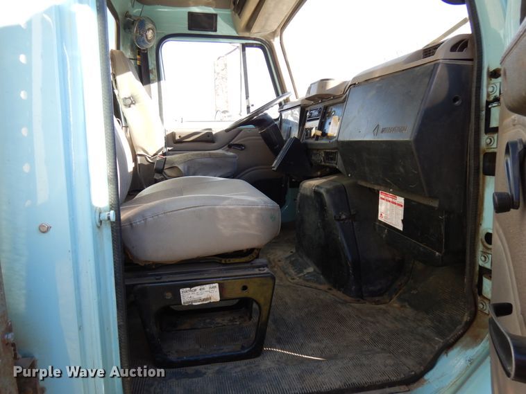 image for item DJ6066 2001 International 4900  refuse truck