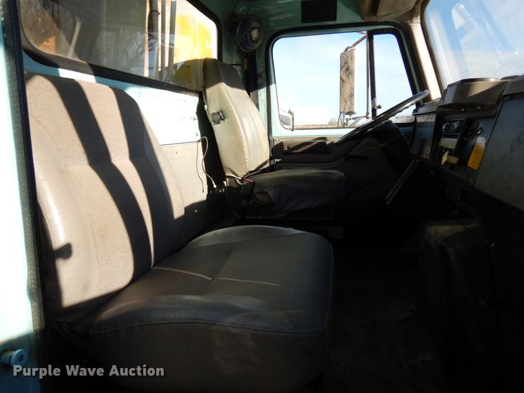 image for item DJ6066 2001 International 4900  refuse truck