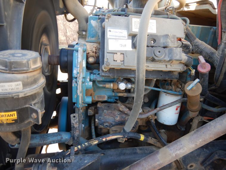 image for item DJ6066 2001 International 4900  refuse truck