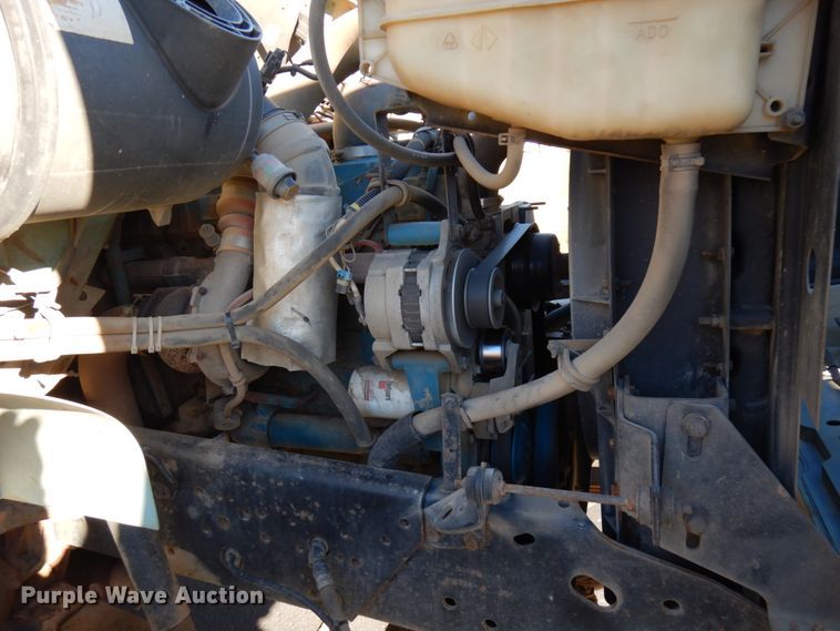 image for item DJ6066 2001 International 4900  refuse truck