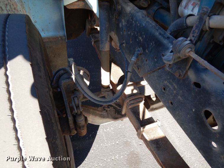 image for item DJ6066 2001 International 4900  refuse truck