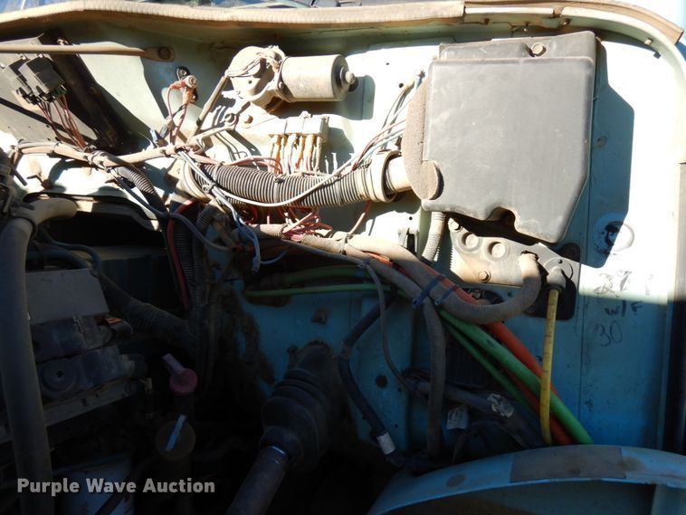 image for item DJ6066 2001 International 4900  refuse truck