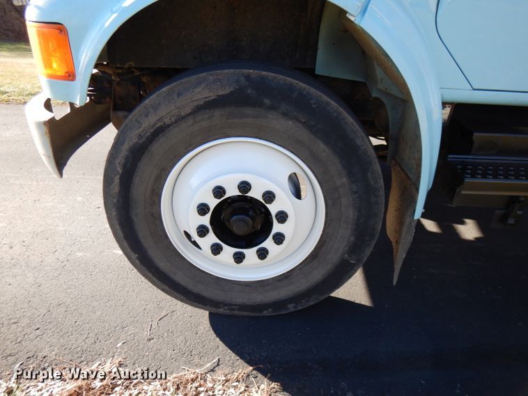 image for item DJ6066 2001 International 4900  refuse truck