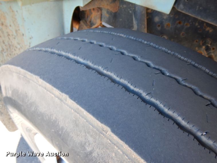 image for item DJ6066 2001 International 4900  refuse truck