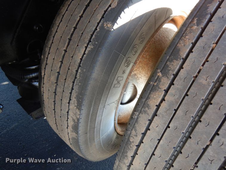 image for item DJ6066 2001 International 4900  refuse truck