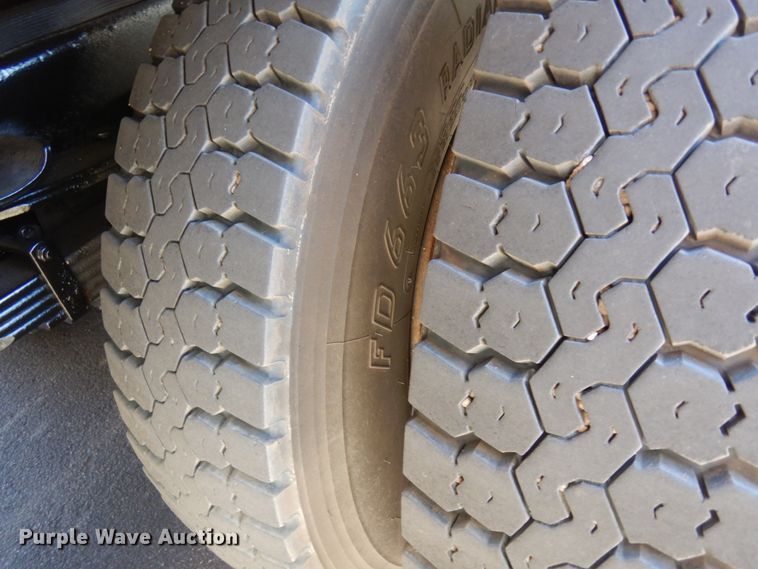 image for item DJ6066 2001 International 4900  refuse truck