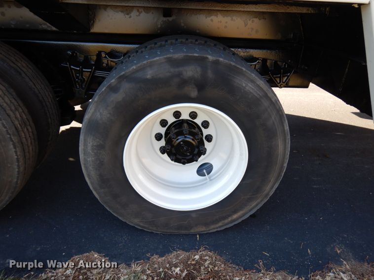 image for item DJ6066 2001 International 4900  refuse truck