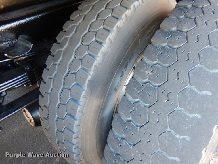 image for item DJ6066 2001 International 4900  refuse truck