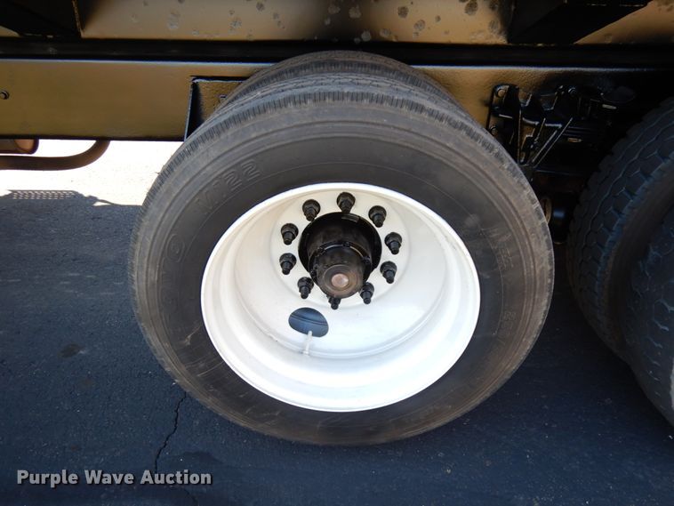 image for item DJ6066 2001 International 4900  refuse truck