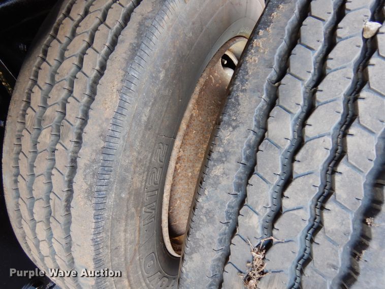 image for item DJ6066 2001 International 4900  refuse truck