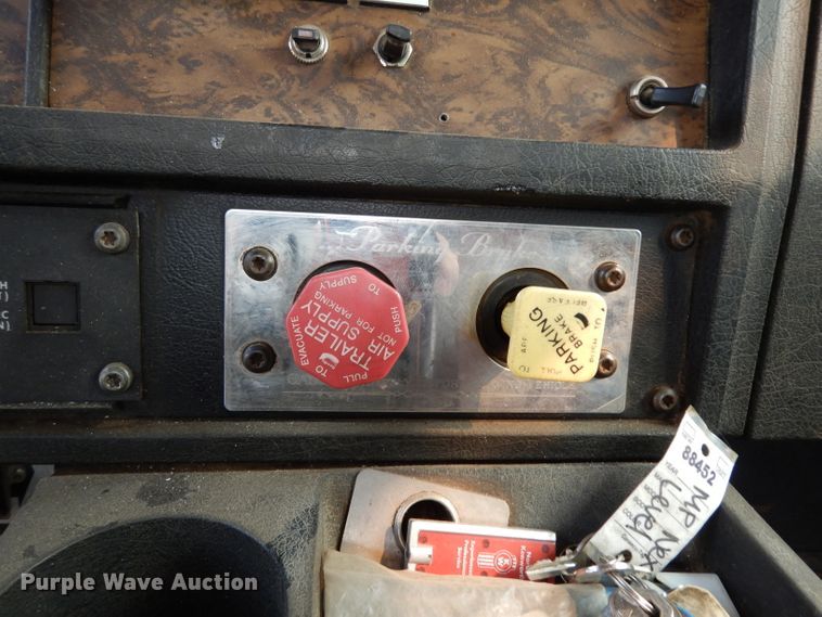 image for item DJ6516 1994 Kenworth  semi truck