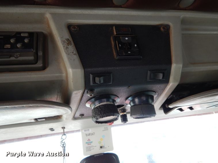 image for item DJ6516 1994 Kenworth  semi truck