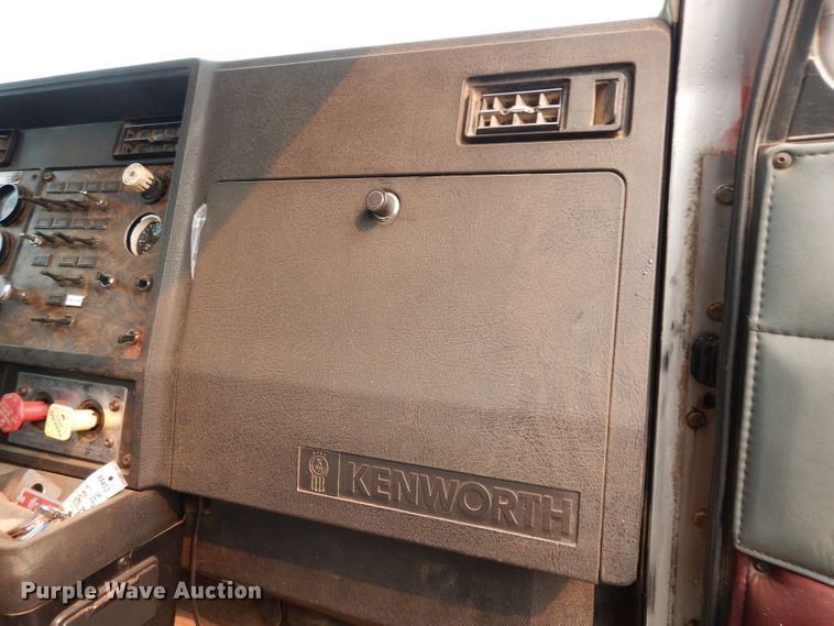 image for item DJ6516 1994 Kenworth  semi truck