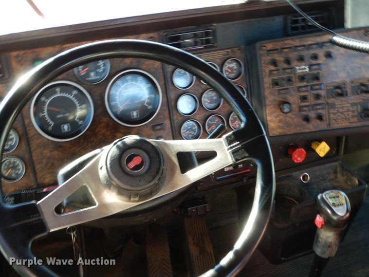 image for item DJ6732 1998 Kenworth T800B  semi truck