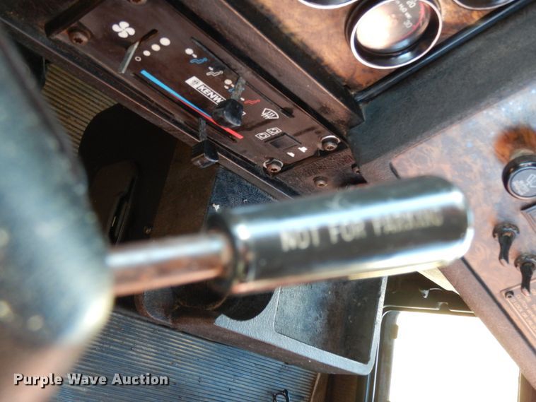 image for item DJ6732 1998 Kenworth T800B  semi truck