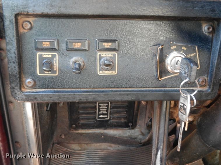 image for item DJ6732 1998 Kenworth T800B  semi truck