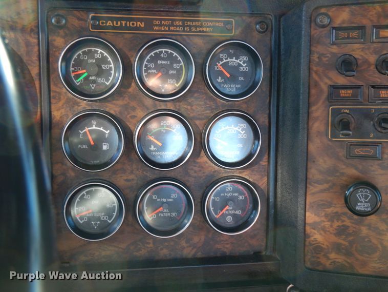 image for item DJ6732 1998 Kenworth T800B  semi truck