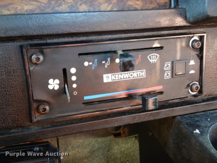 image for item DJ6732 1998 Kenworth T800B  semi truck