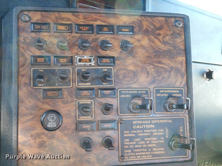 image for item DJ6732 1998 Kenworth T800B  semi truck