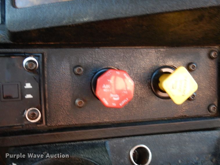 image for item DJ6732 1998 Kenworth T800B  semi truck