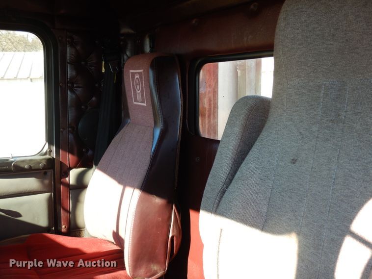 image for item DJ6732 1998 Kenworth T800B  semi truck