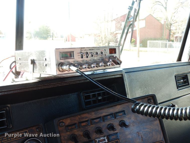 image for item DJ6732 1998 Kenworth T800B  semi truck