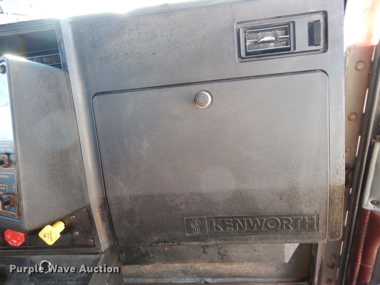 image for item DJ6732 1998 Kenworth T800B  semi truck