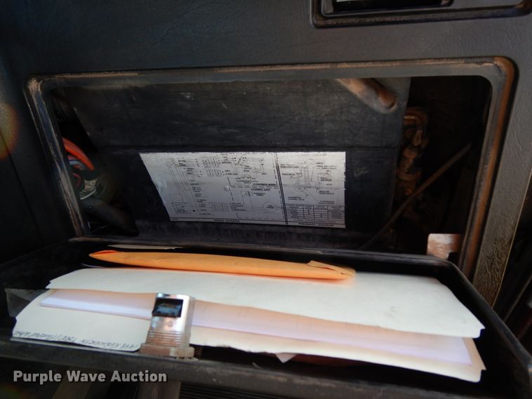 image for item DJ6732 1998 Kenworth T800B  semi truck