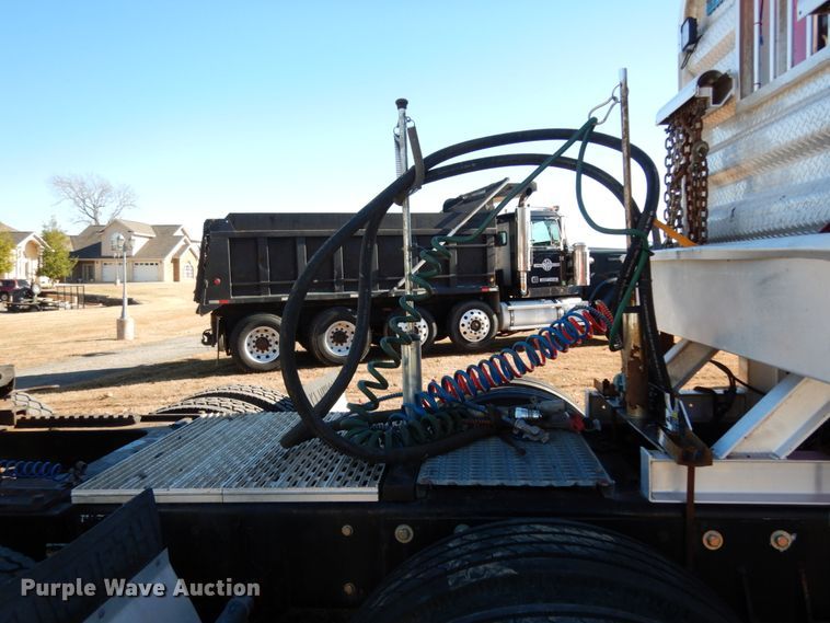 image for item DJ6732 1998 Kenworth T800B  semi truck