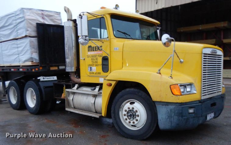 image for item DJ6744 2000 Freightliner FLD  semi truck