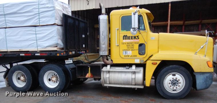 image for item DJ6744 2000 Freightliner FLD  semi truck