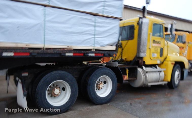 image for item DJ6744 2000 Freightliner FLD  semi truck