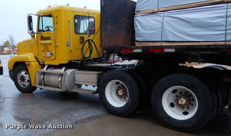 image for item DJ6744 2000 Freightliner FLD  semi truck