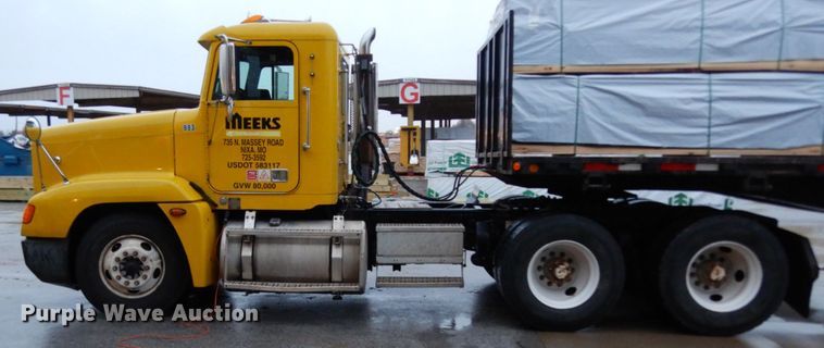 image for item DJ6744 2000 Freightliner FLD  semi truck