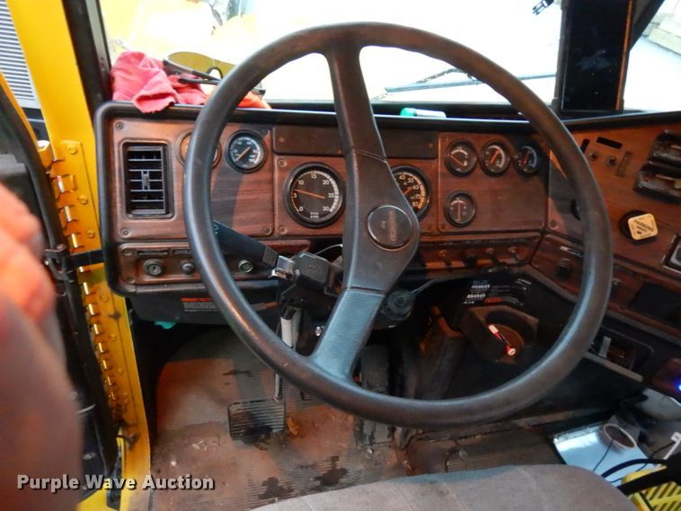 image for item DJ6744 2000 Freightliner FLD  semi truck