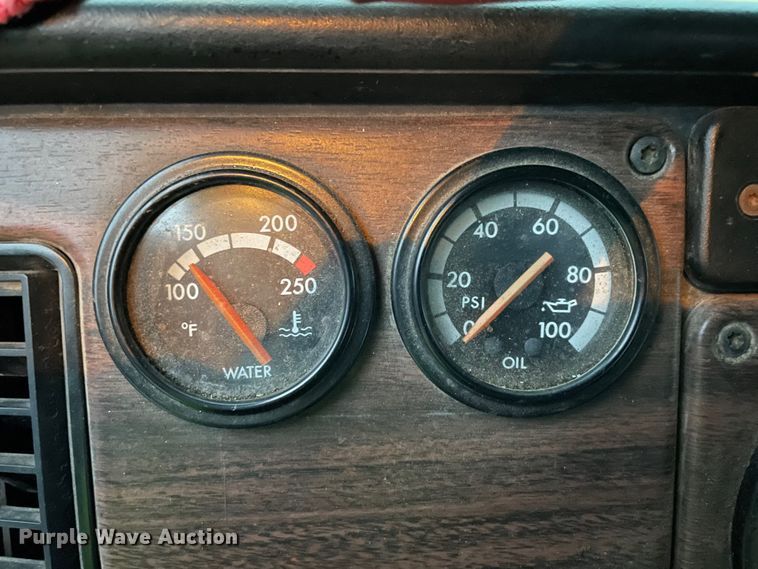 image for item DJ6744 2000 Freightliner FLD  semi truck