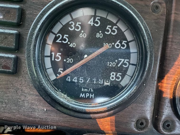 image for item DJ6744 2000 Freightliner FLD  semi truck