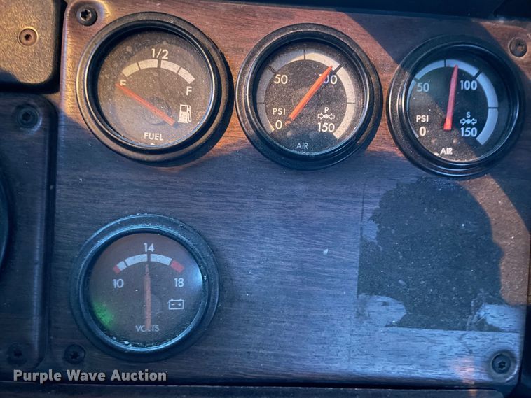 image for item DJ6744 2000 Freightliner FLD  semi truck