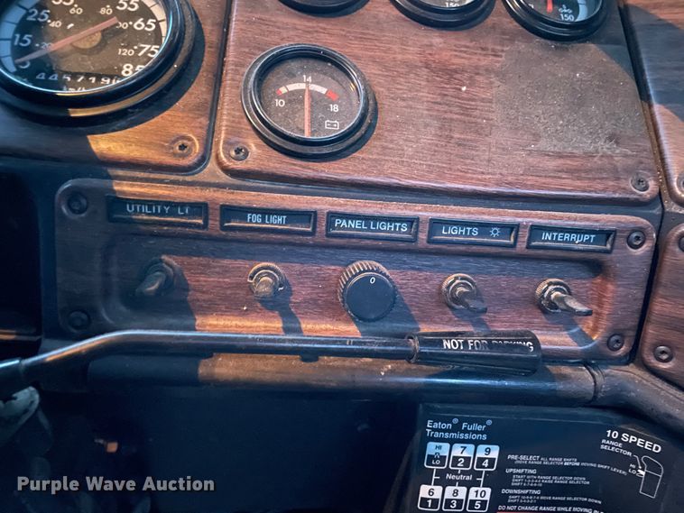 image for item DJ6744 2000 Freightliner FLD  semi truck