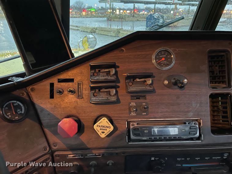 image for item DJ6744 2000 Freightliner FLD  semi truck