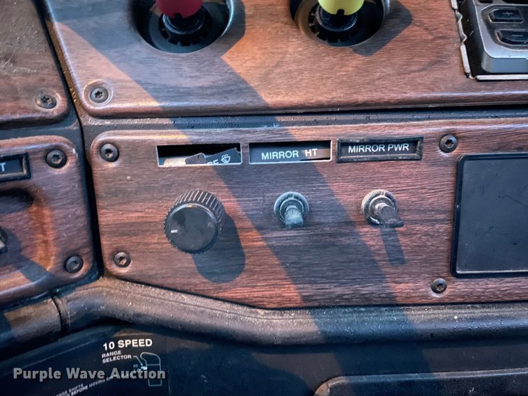 image for item DJ6744 2000 Freightliner FLD  semi truck