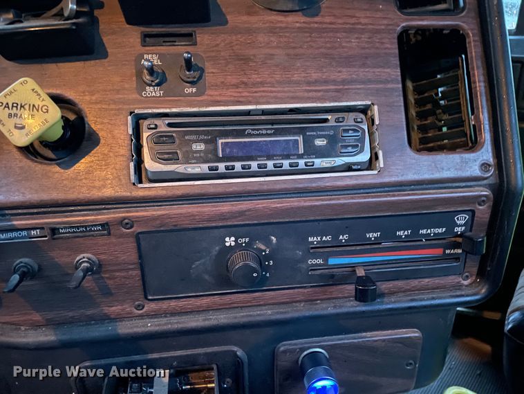 image for item DJ6744 2000 Freightliner FLD  semi truck