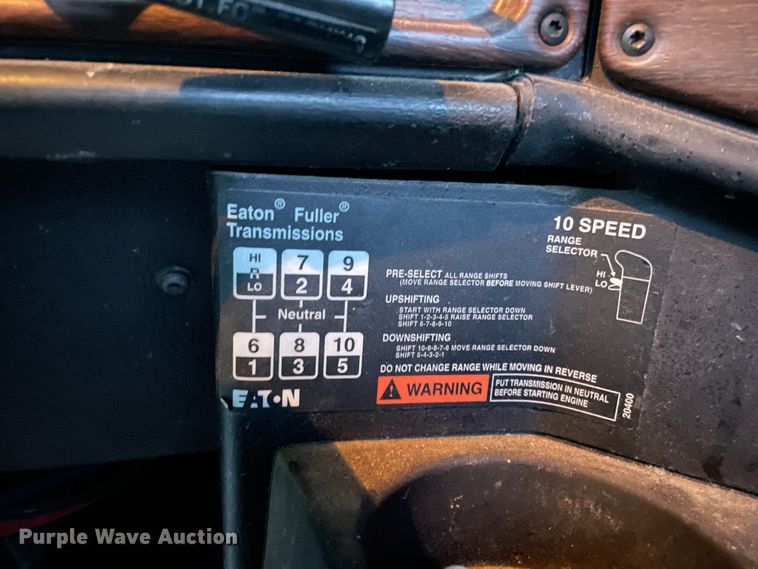 image for item DJ6744 2000 Freightliner FLD  semi truck