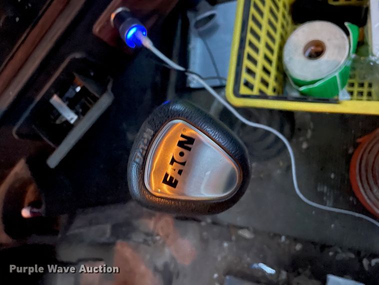 image for item DJ6744 2000 Freightliner FLD  semi truck